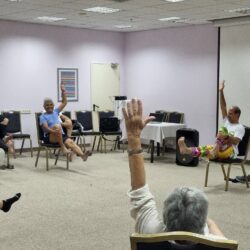 סדנת יוגה בכיסא תמונה