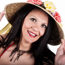 יפה כשאת צוחקת. צחוק. שמחה.תמונה